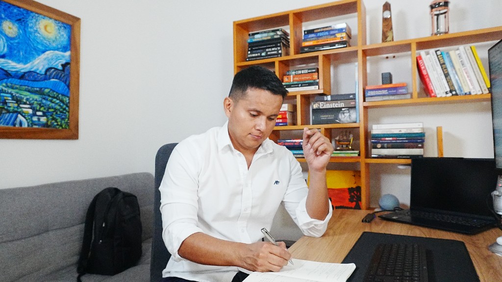 Óscar Yonda escribiendo en su escritorio