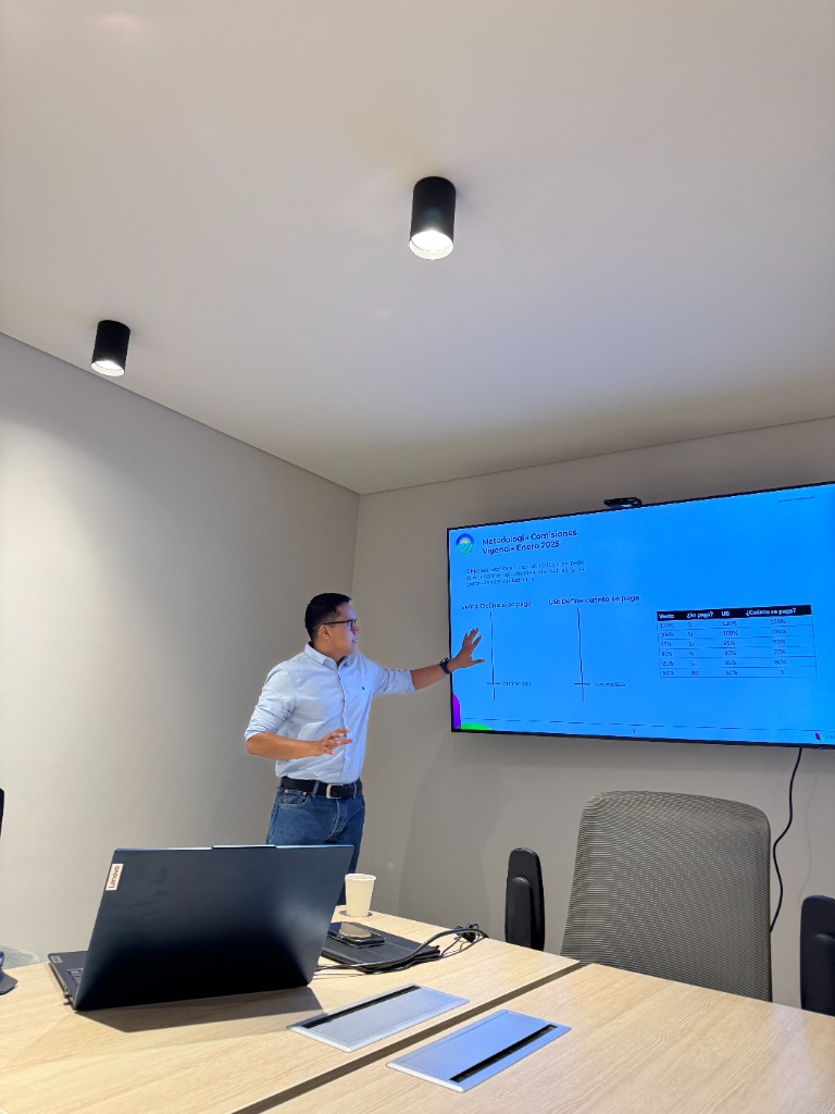 Explicando metodología frente a pantalla con datos