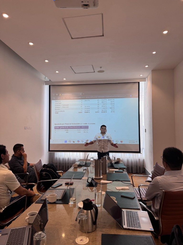 Facilitando un taller con equipo directivo frente a un tablero de datos
